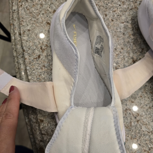 Nike Flex Advance FlyEase Sneaker - Picture 7 of 11